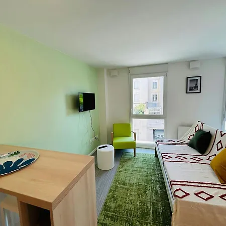 We Live In R - 203 Apartment