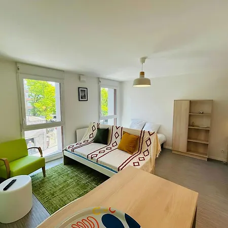 We Live In R - 203 Apartment *