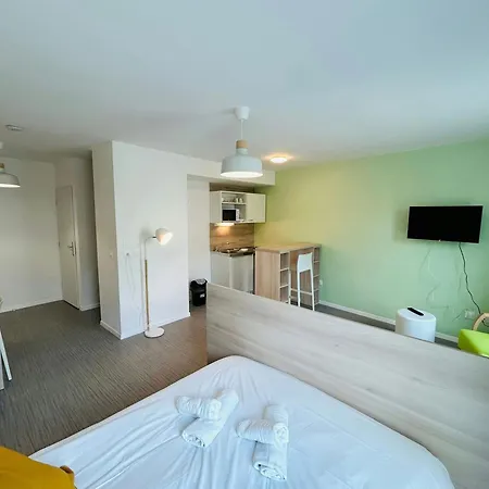 We Live In R - 203 Apartment *